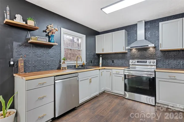 $425,000 | 144 Pinehaven Drive, Clyde, NC 28721