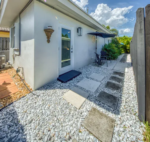 a view of a backyard