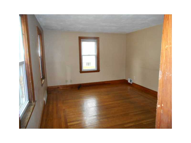 62 Whipple Road Smithfield, RI 02917 - Photo 8 of 25 Living Room.