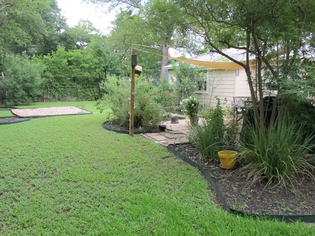 a view of a backyard