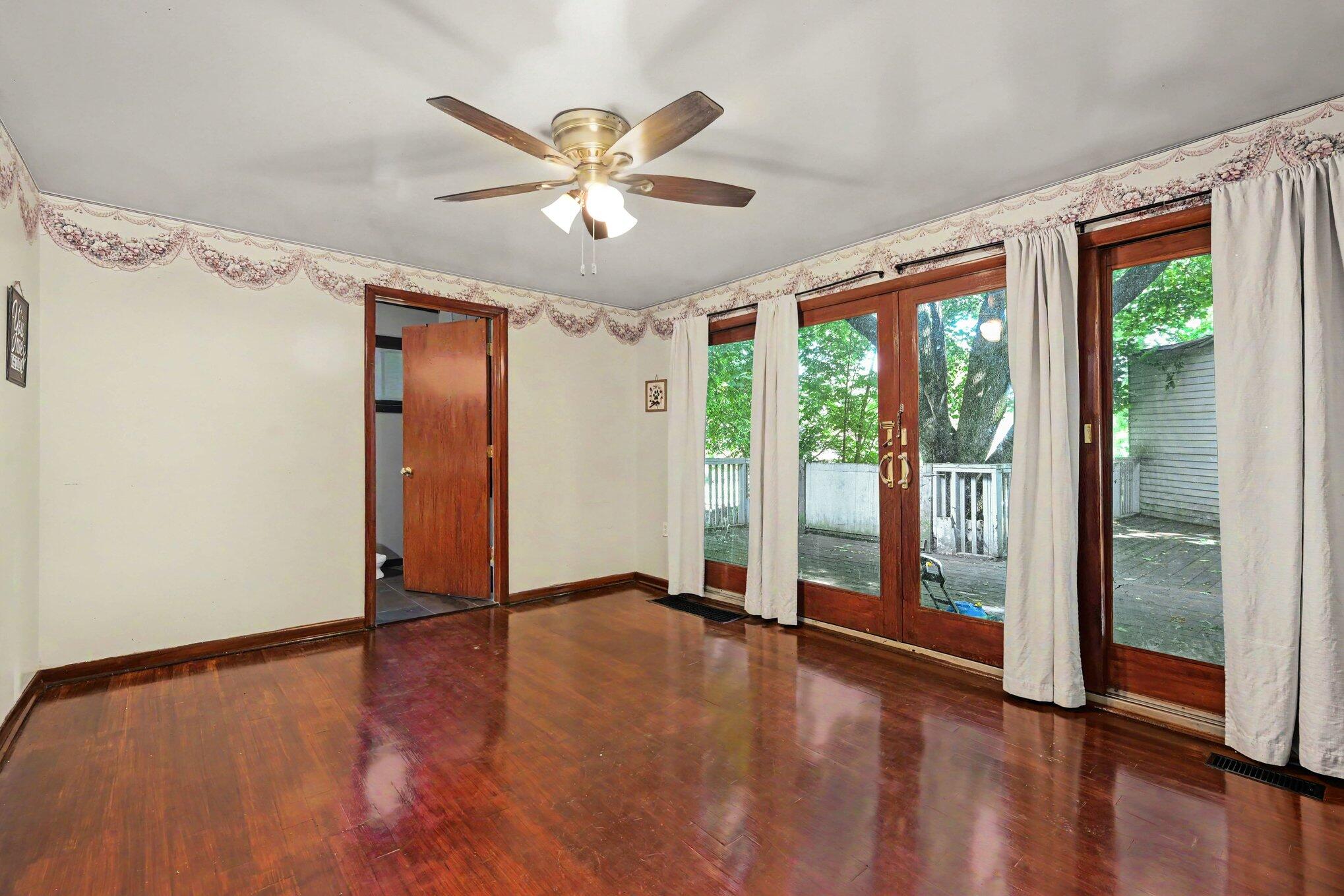 402 West Broadway Street Three Rivers, MI 49093 - Photo 5 of 27 005_file_4502