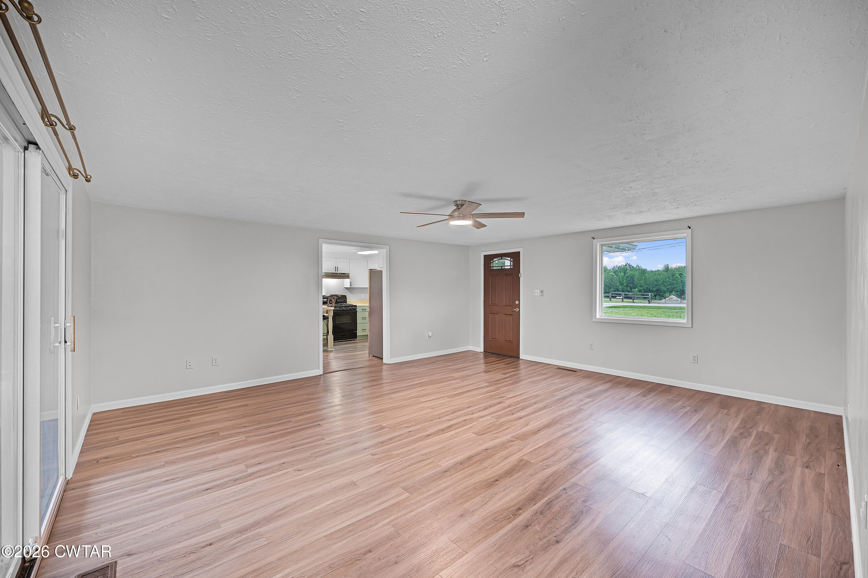 185 Henderson Road Jackson, TN 38305 - Photo 4 of 20 Living Room