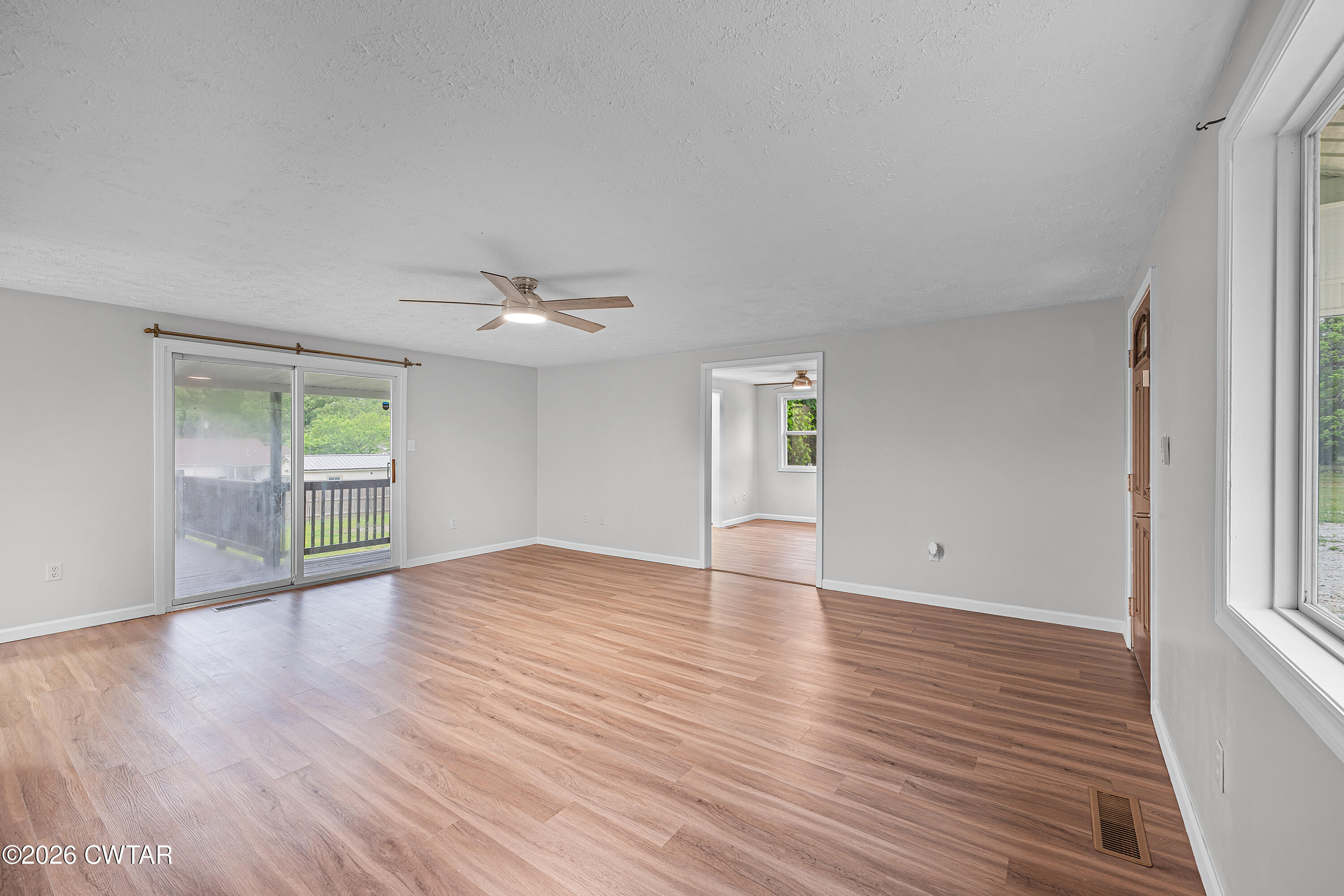 185 Henderson Road Jackson, TN 38305 - Photo 6 of 20 Living Room