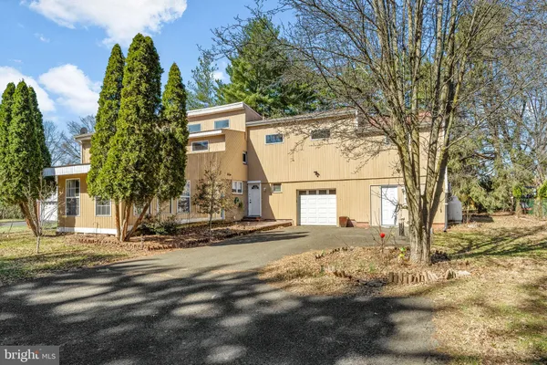 a view of a yard in front of a house