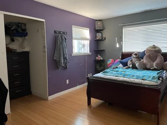 a bed room with a bed and a closet