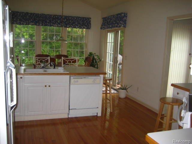 833 Garnet Court, Unit 50 Rochester, MI 48306 - Photo 7 of 24 Kitchen