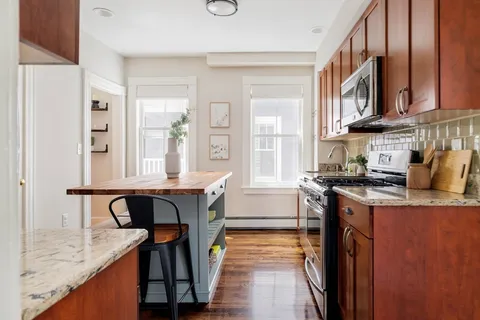 $935,000 | 87 Kinnaird Street, Unit 2, Cambridge, MA 02139
