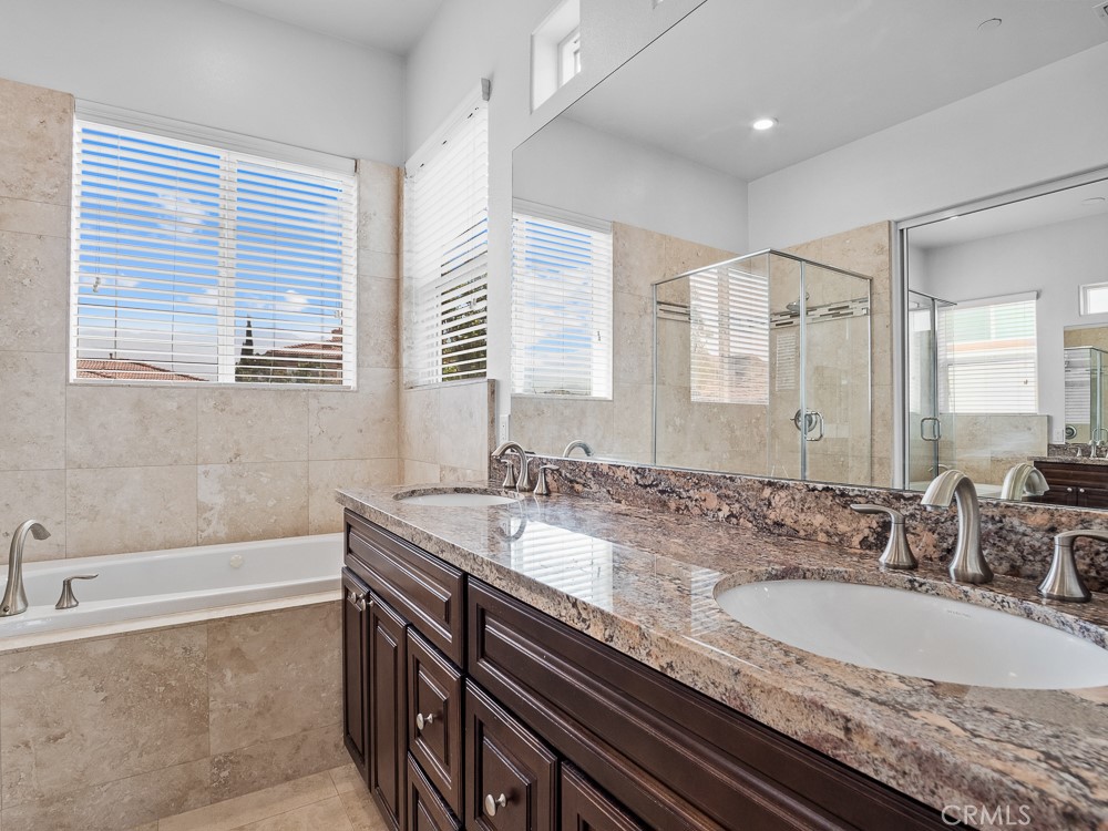 568 Vía Pueblo Riverside, CA 92507 - Photo 31 of 46 Primary bath with jetted tub and dual sinks