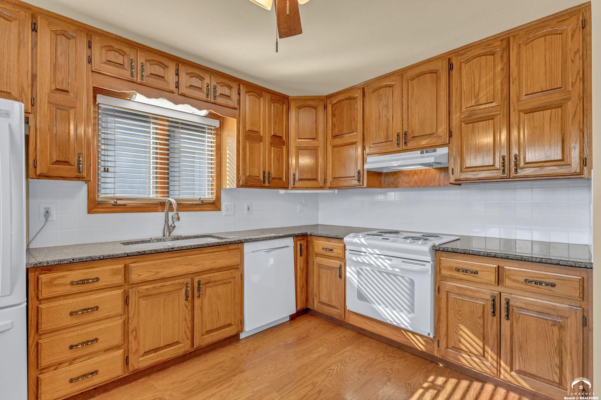 2724 Chipperfield Road Lawrence, KS 66047 - Photo 9 of 30