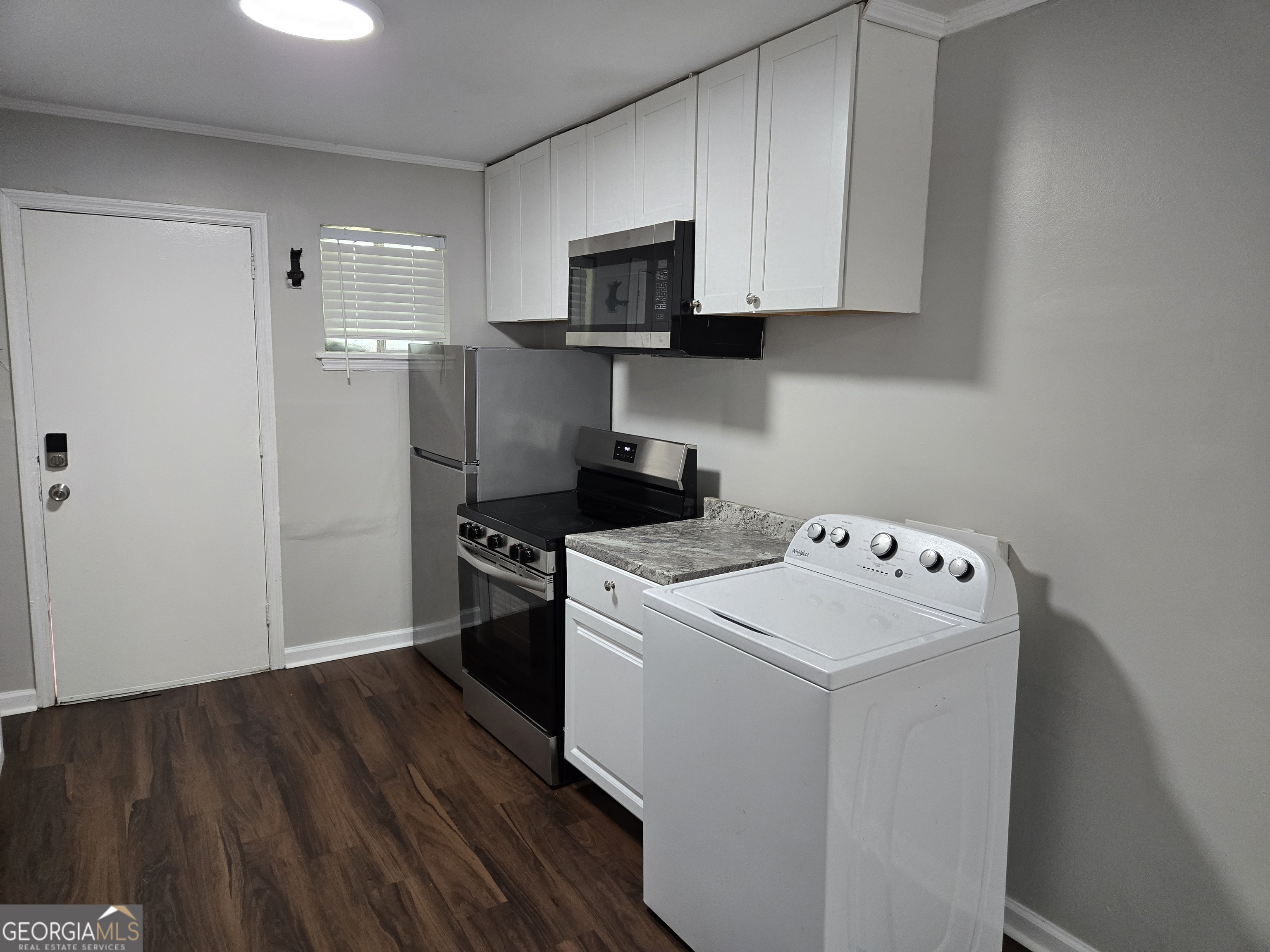 101 King Street Fort Valley, GA 31030 - Photo 11 of 17 a view of a kitchen with electric appliances