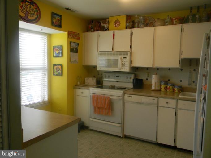 4006 Spring Run Court, Unit 2G Chantilly, VA 20151 - Photo 4 of 4 Kitchen