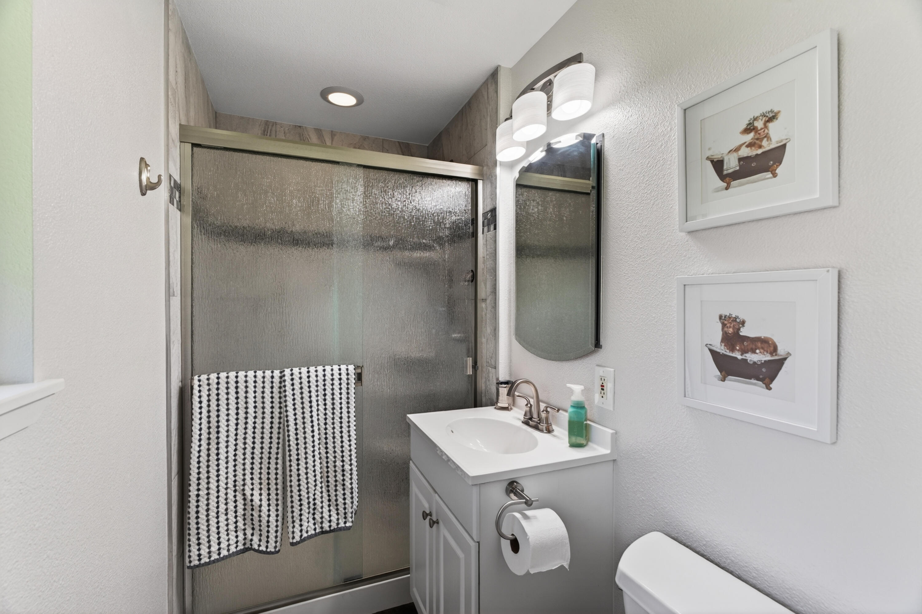 1439 Harpole Road Redding, CA 96002 - Photo 18 of 30 Primary Bathroom
