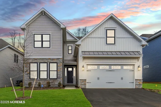 a view of front a house with a yard