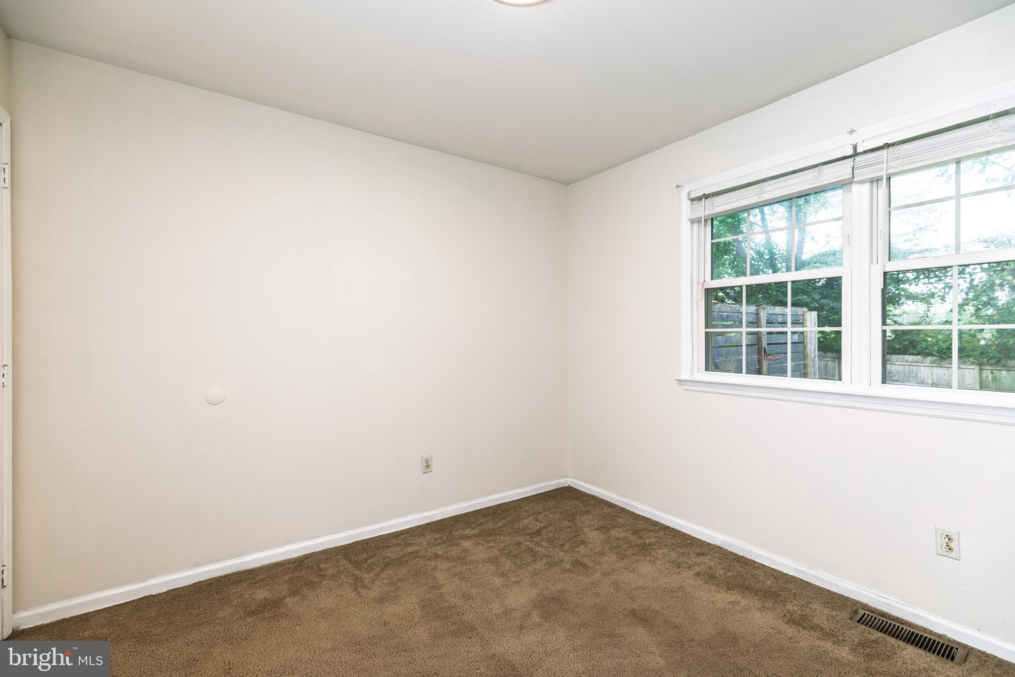 37 Millbrook Road Newark, DE 19713 - Photo 25 of 49 an empty room with a window