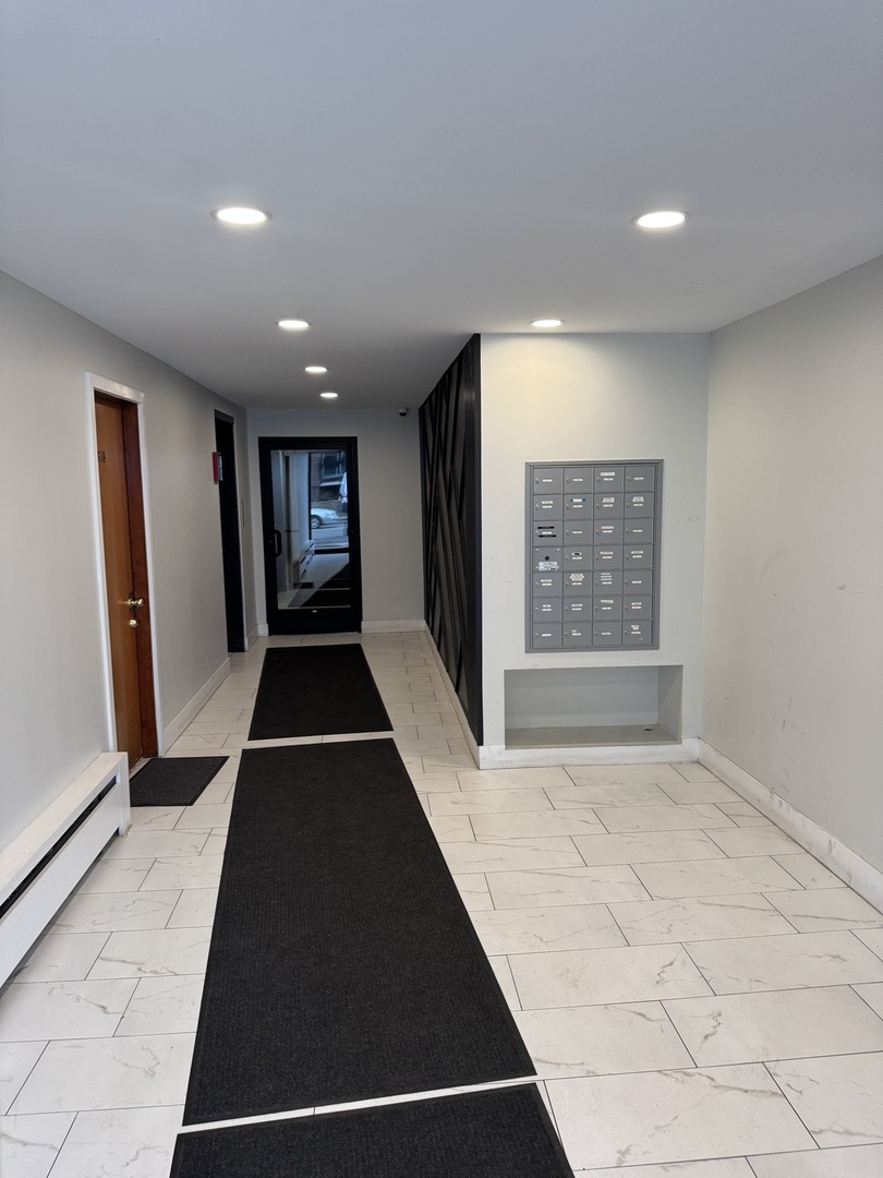 5906 North Sheridan Road, Unit 4F Chicago, IL 60660 - Photo 3 of 15