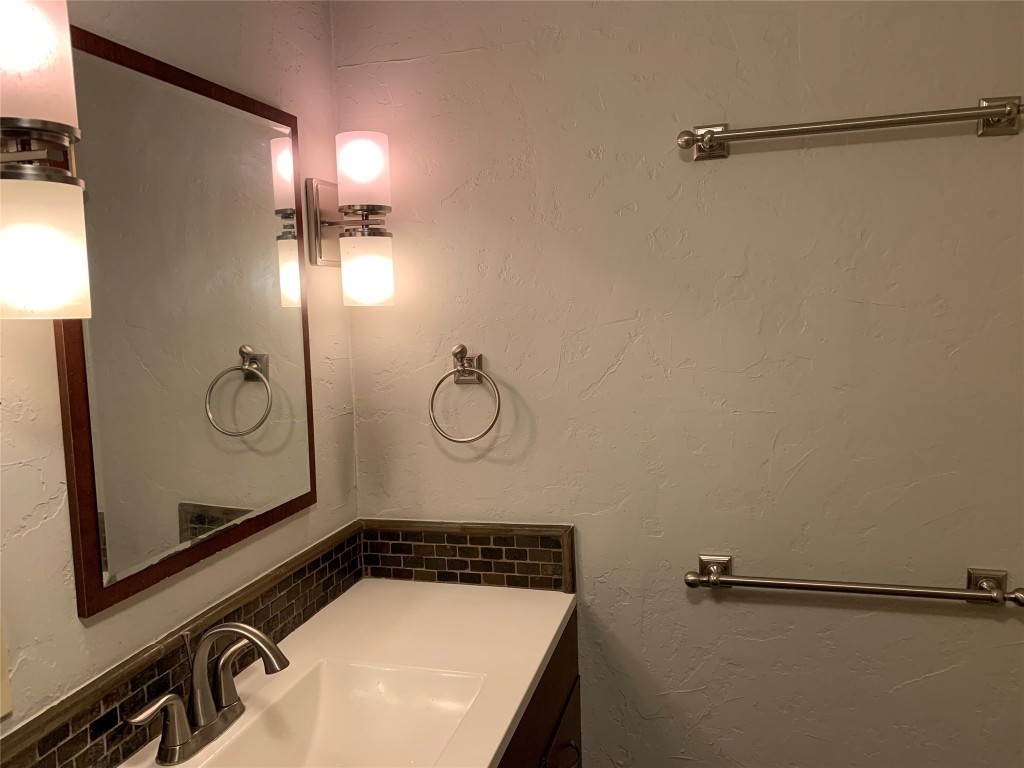 606 Marshall Street, Unit B13 Houston, TX 77006 - Photo 14 of 23 a bathroom with a bathtub and shower