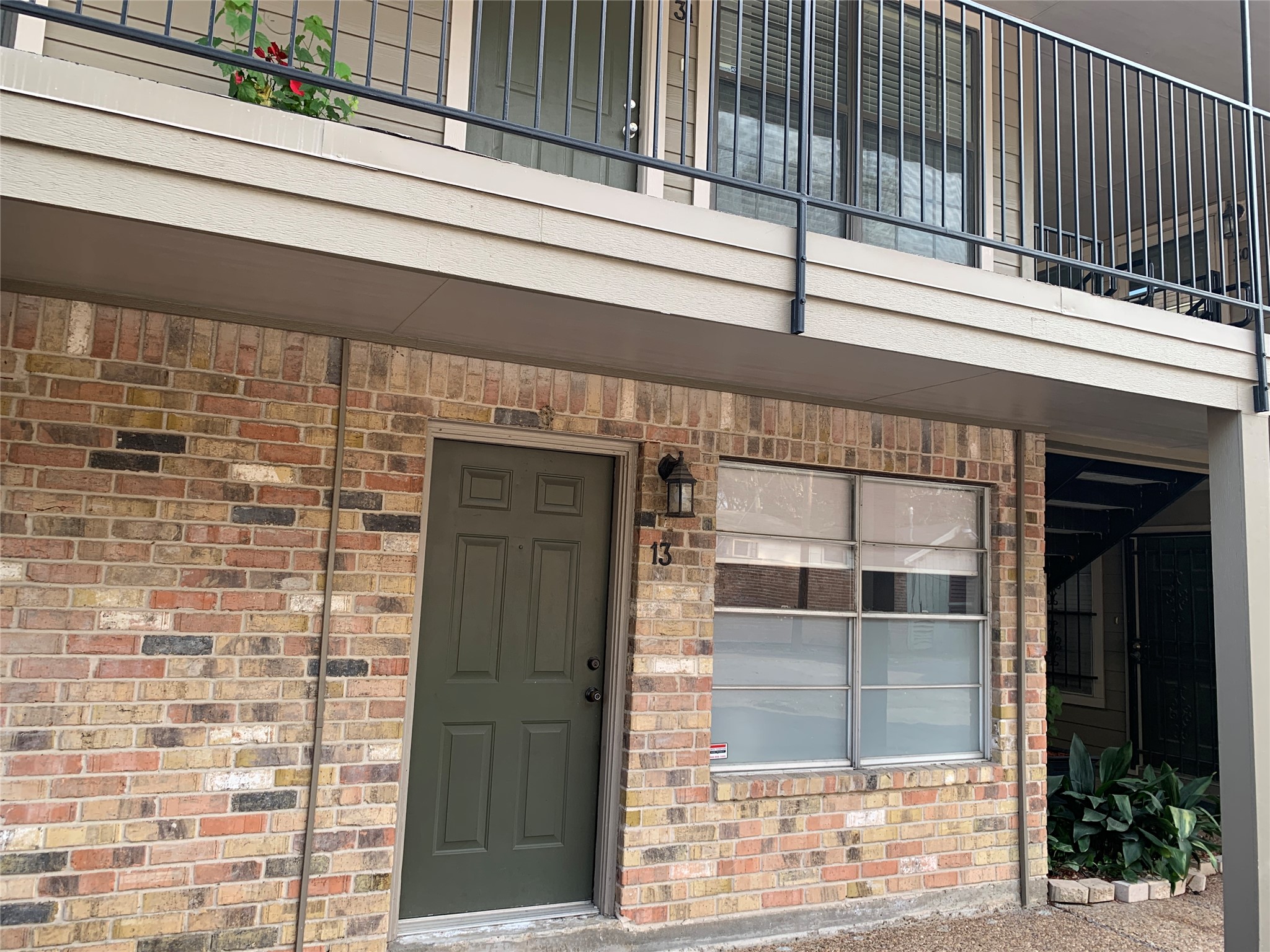 606 Marshall Street, Unit B13 Houston, TX 77006 - Photo 15 of 23 a view of front door