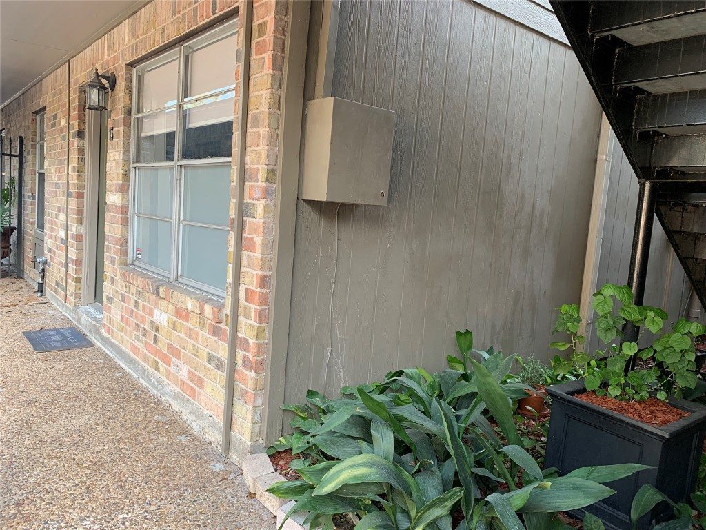 606 Marshall Street, Unit B13 Houston, TX 77006 - Photo 16 of 23 a house with a plant in front of it