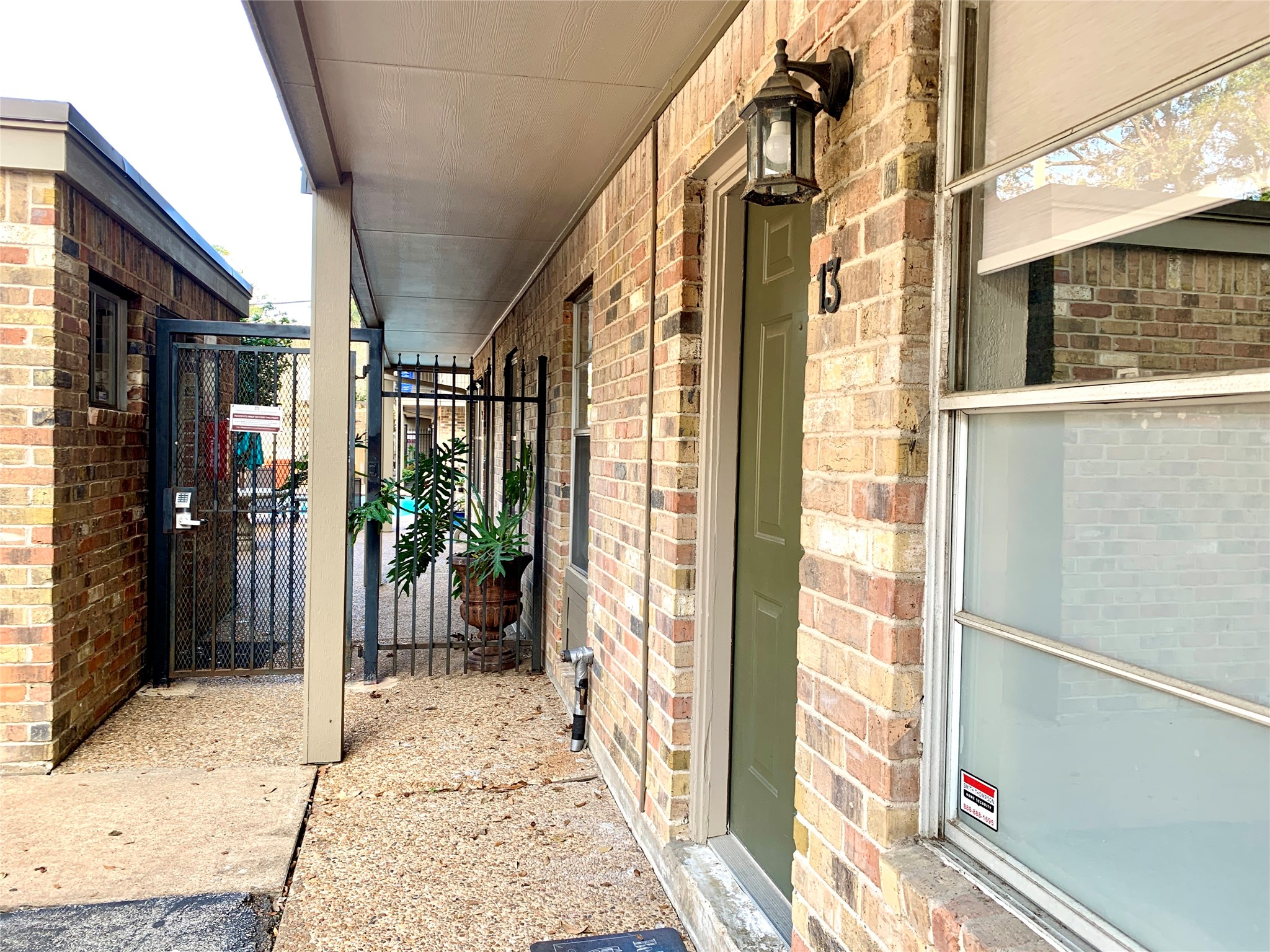 606 Marshall Street, Unit B13 Houston, TX 77006 - Photo 17 of 23 a view of a entryway of the house