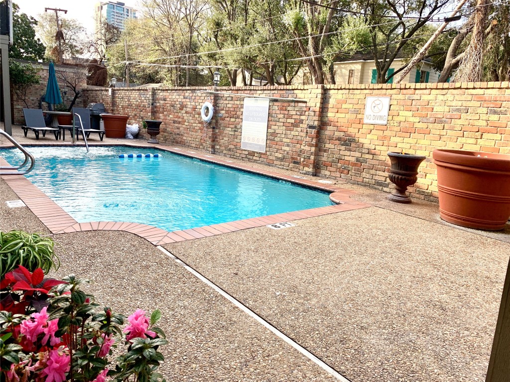 606 Marshall Street, Unit B13 Houston, TX 77006 - Photo 19 of 23 a view of a swimming pool with a bench