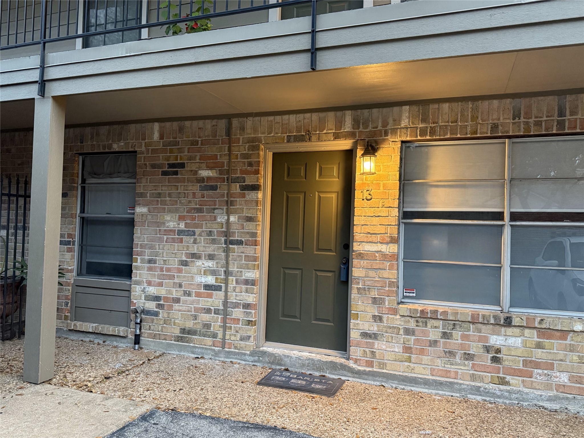606 Marshall Street, Unit B13 Houston, TX 77006 - Photo 21 of 23 a view of wooden door