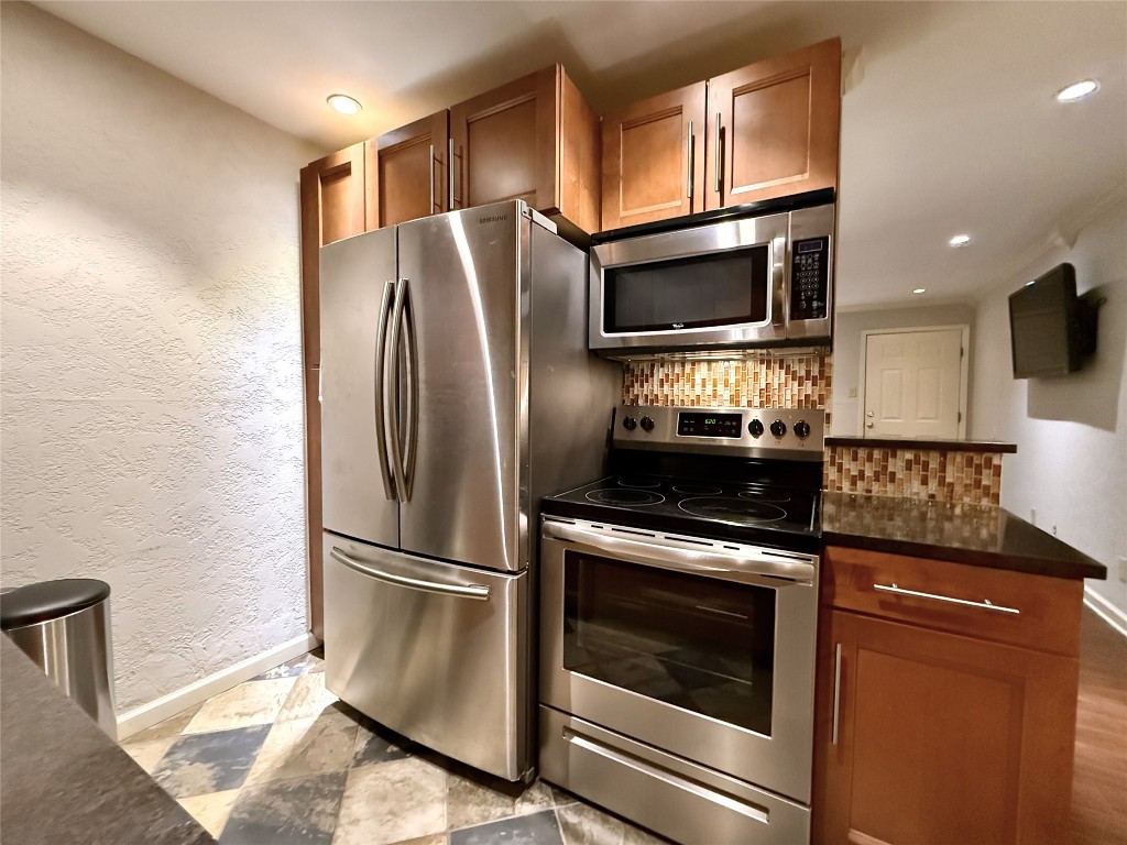 606 Marshall Street, Unit B13 Houston, TX 77006 - Photo 4 of 23 a metallic refrigerator freezer sitting in a kitchen
