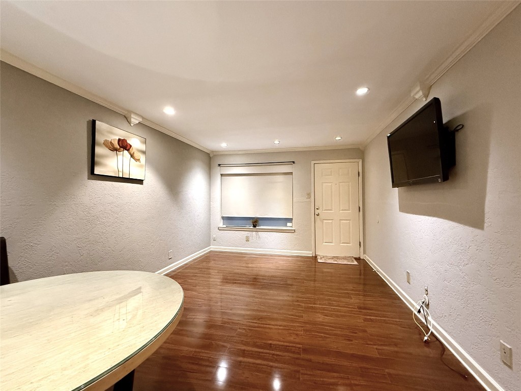 606 Marshall Street, Unit B13 Houston, TX 77006 - Photo 7 of 23 a view of a livingroom with a flat screen tv