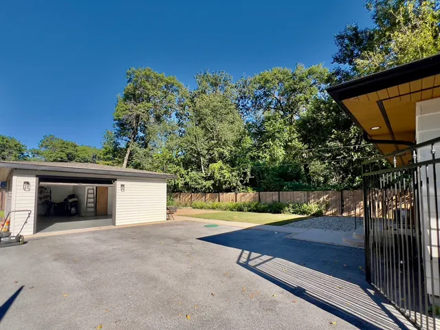 a view of a backyard