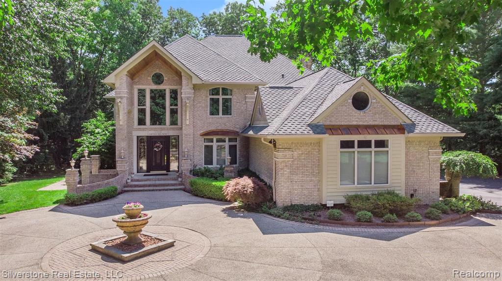 1913 Arthurs Way Rochester Hills, MI 48306 - Photo 1 of 61