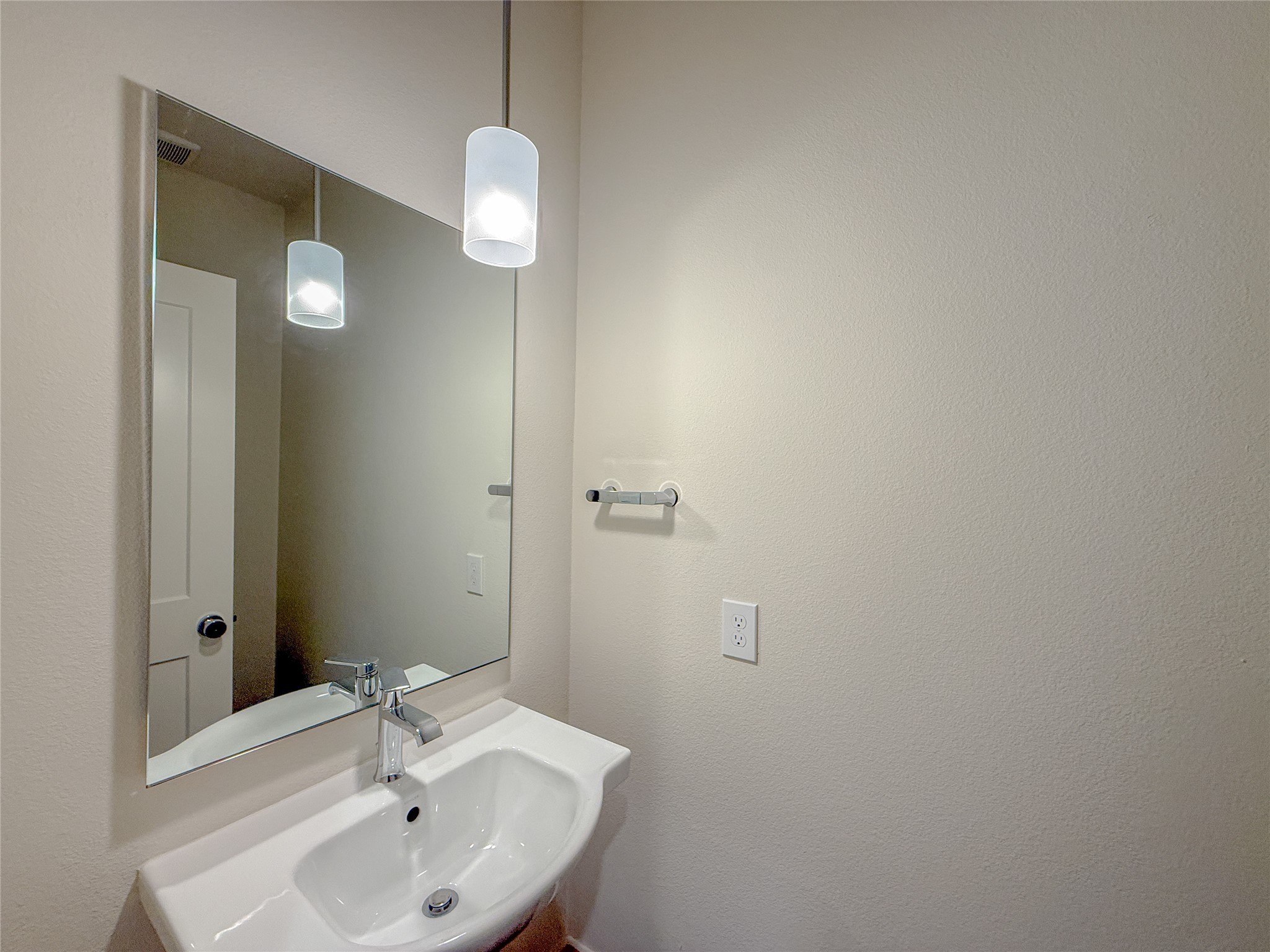 879 Rachel Street, Unit D Houston, TX 77091 - Photo 12 of 29 a bathroom with a sink and mirror