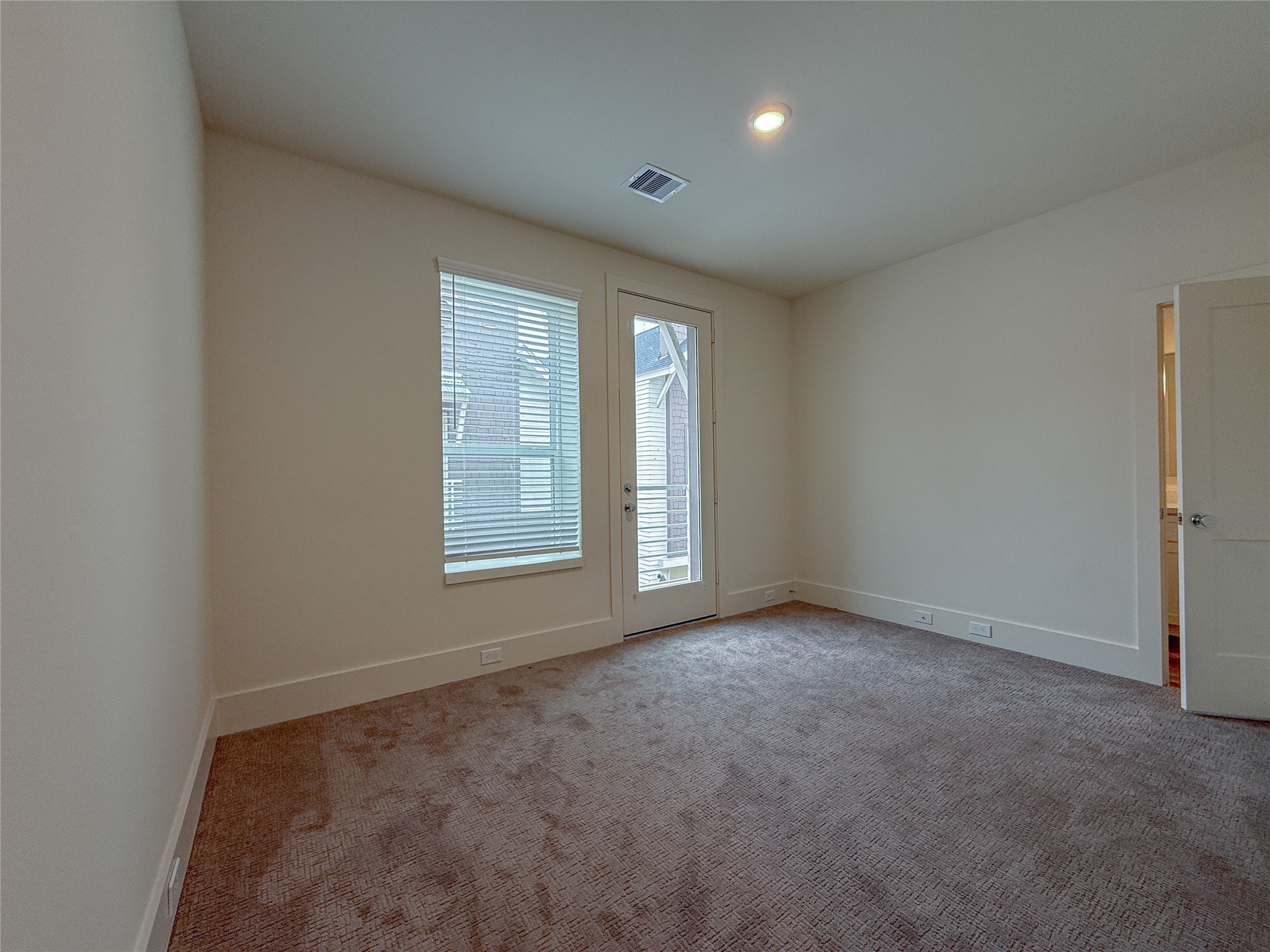 879 Rachel Street, Unit D Houston, TX 77091 - Photo 21 of 29 an empty room with windows