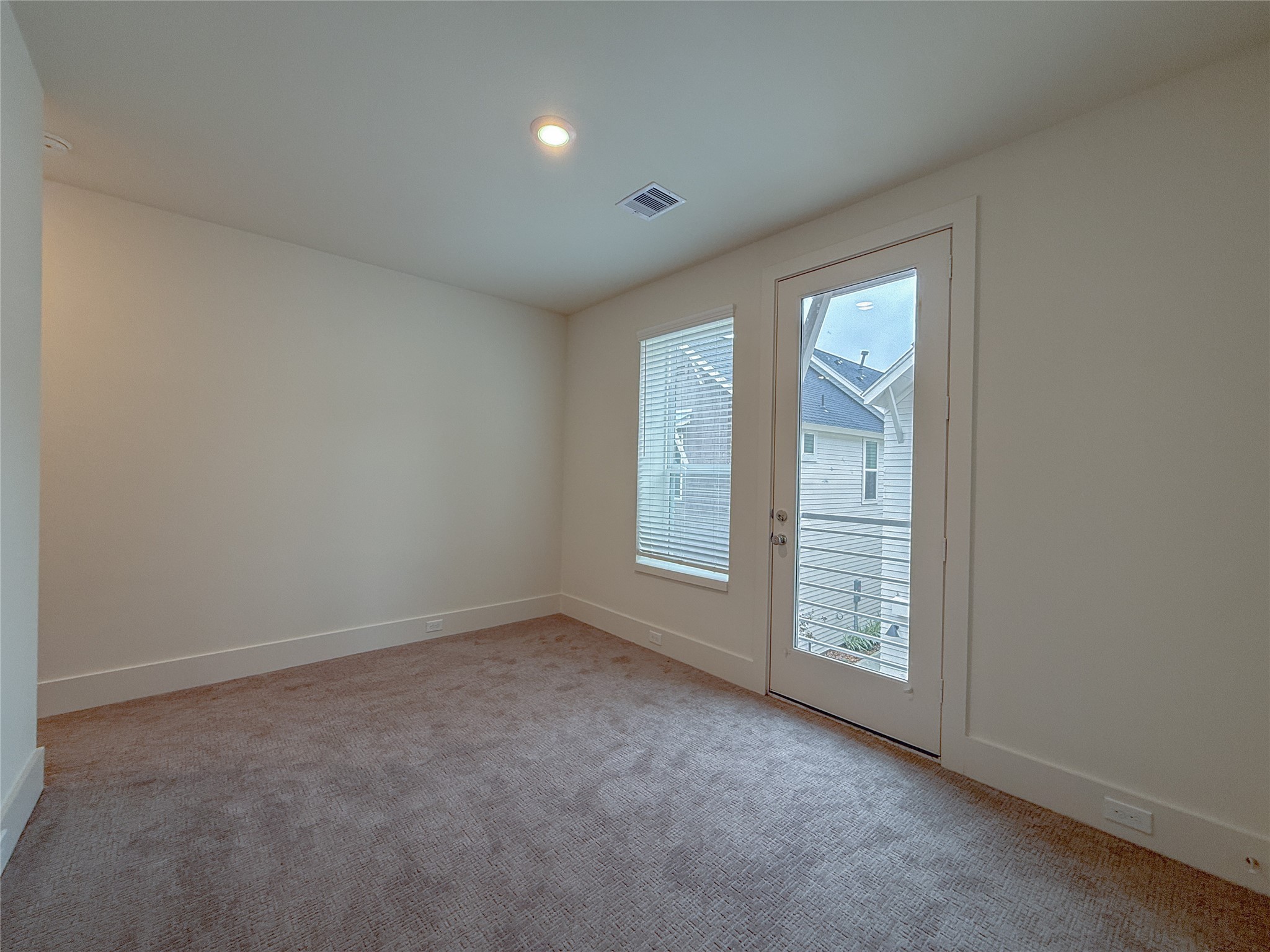 879 Rachel Street, Unit D Houston, TX 77091 - Photo 23 of 29 an empty room with windows