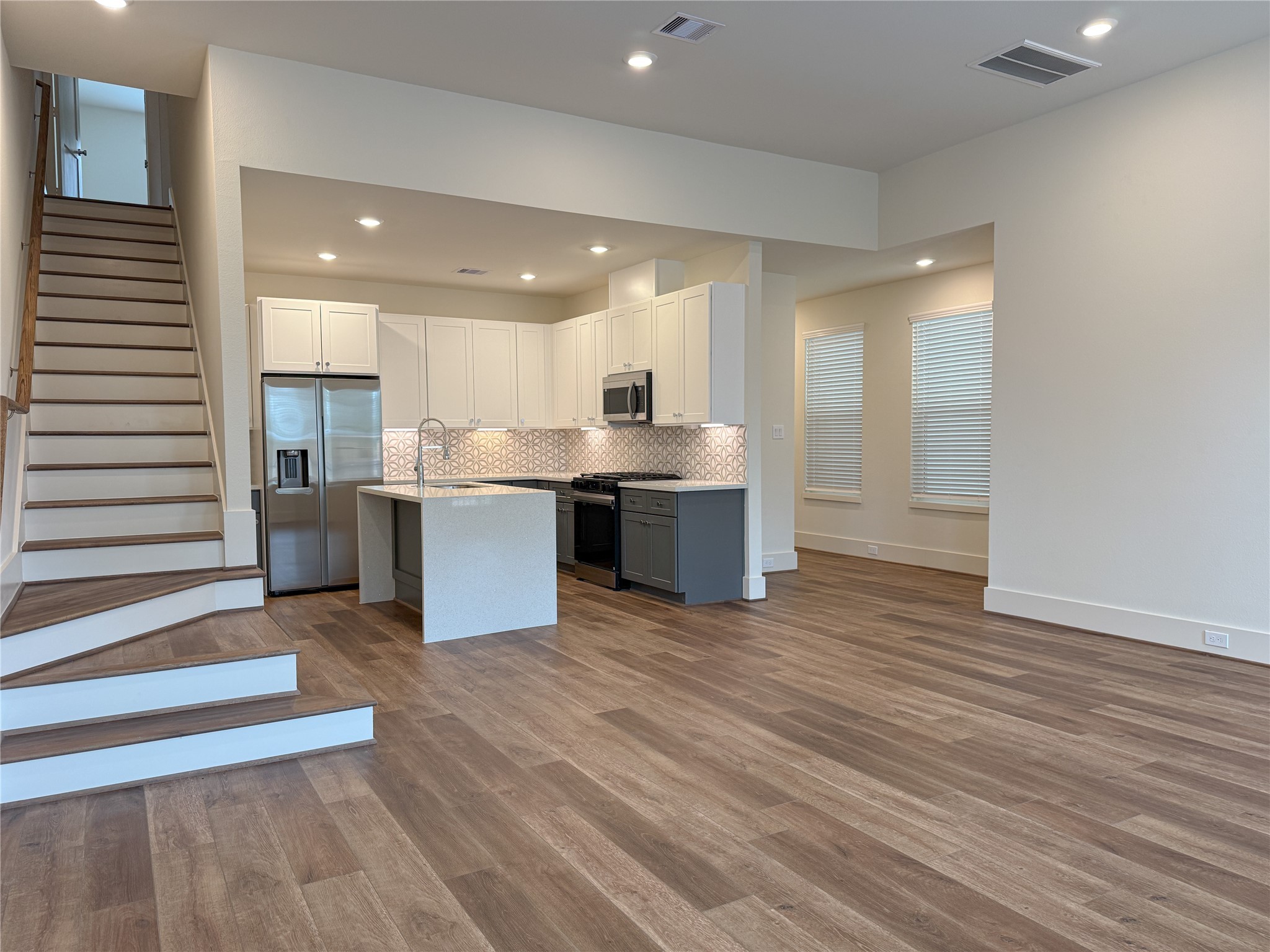 879 Rachel Street, Unit D Houston, TX 77091 - Photo 6 of 29 a view of kitchen with wooden floor