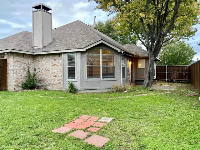 a view of a house with backyard and garden