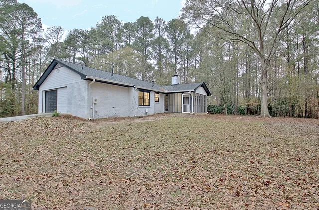 a view of a house with a yard