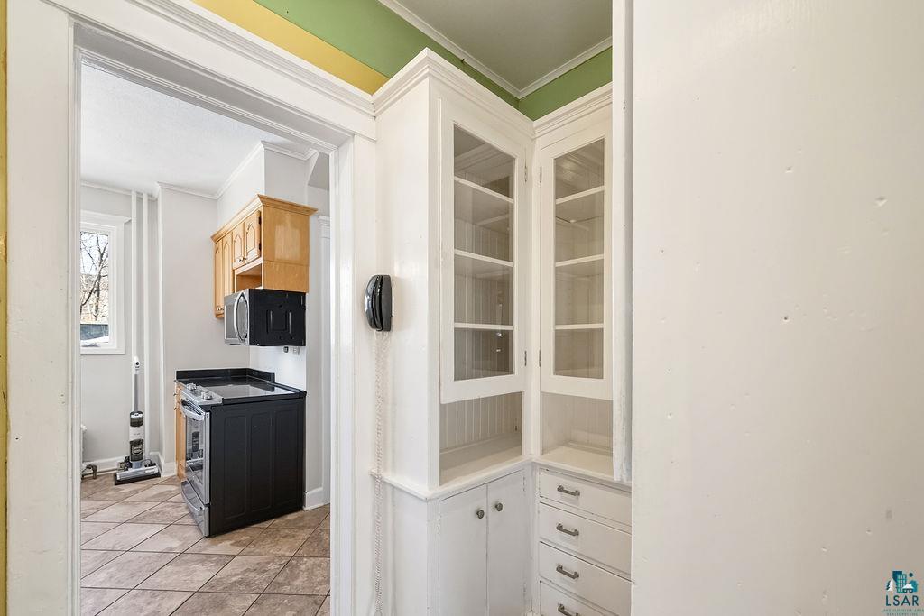 4220 McCulloch Street Duluth, MN 55804 - Photo 10 of 27 Interior space with stainless steel electric stove and crown molding