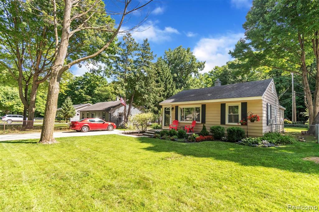 21484 Power Road Farmington Hills, MI 48336 - Photo 4 of 46