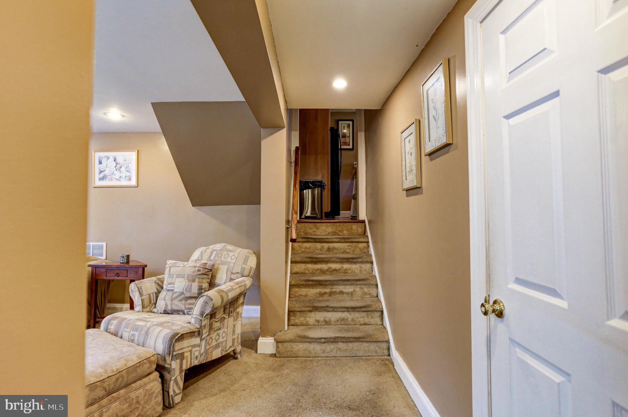 125 West Thomson Avenue Springfield, PA 19064 - Photo 22 of 41 Inviting entryway with warm tones.