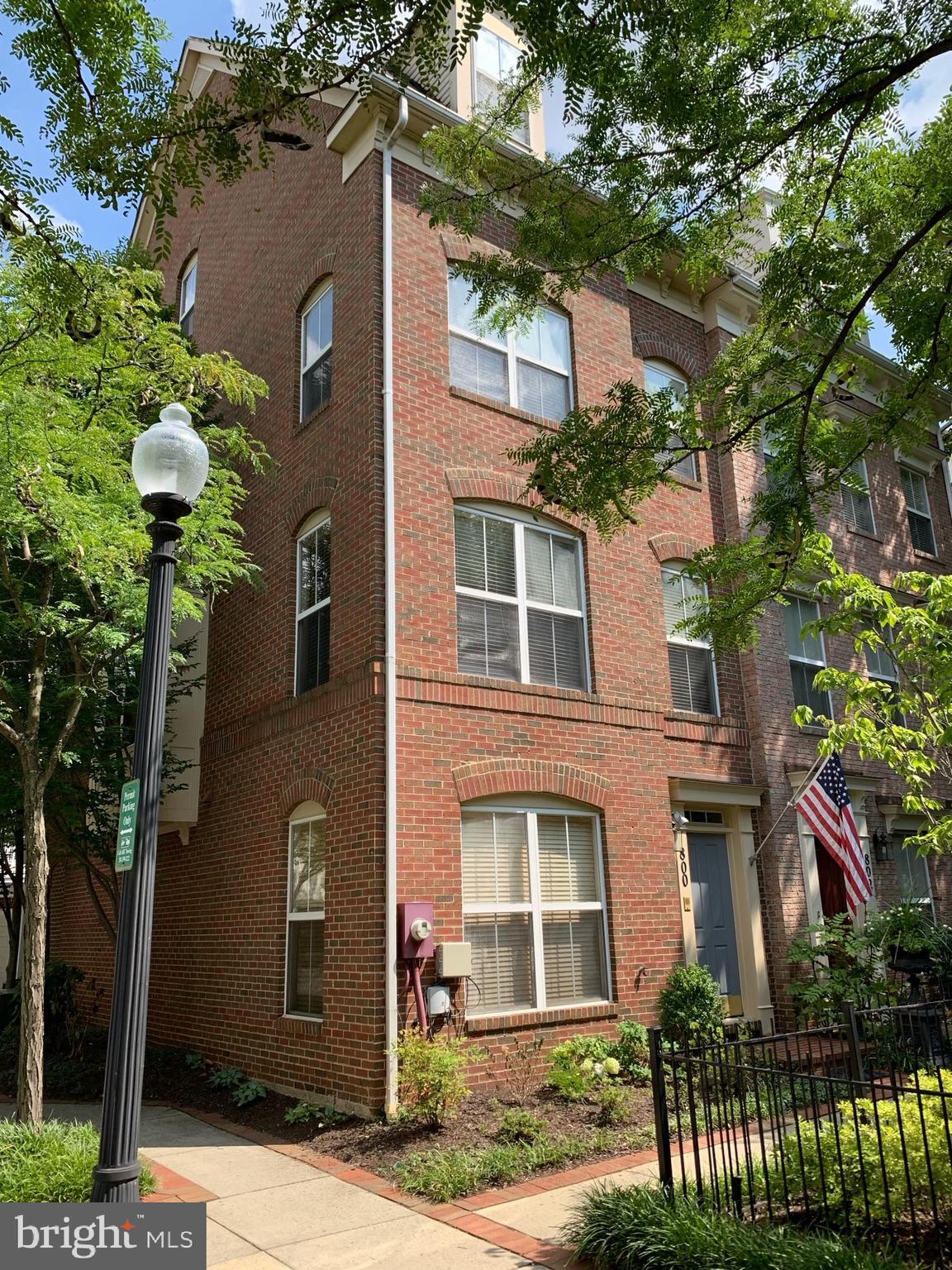 800 Capitol Square Place Southwest Washington, DC 20024 - Photo 11 of 52 a front view of a house with a garden