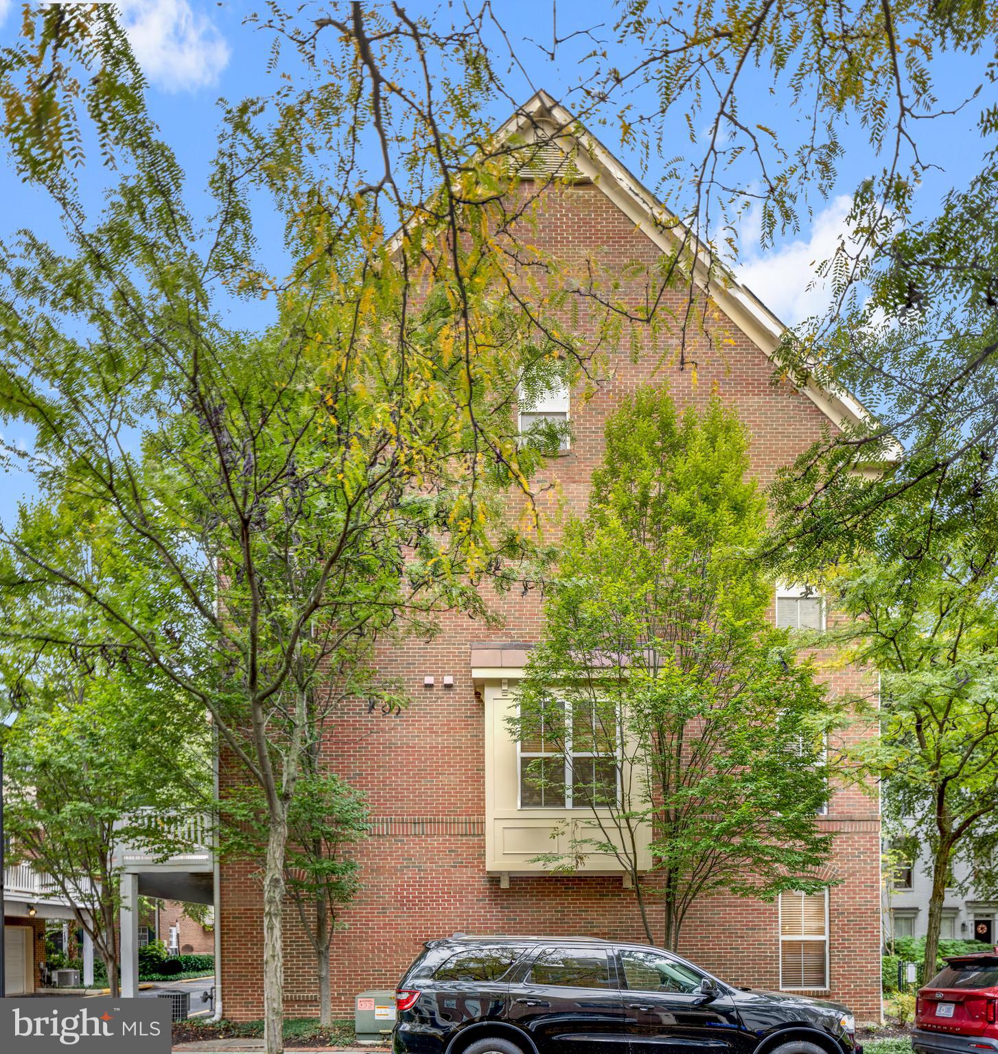 800 Capitol Square Place Southwest Washington, DC 20024 - Photo 10 of 52 a car parked in front of a brick house