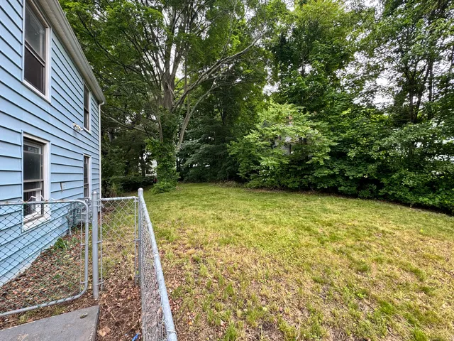 a view of a backyard