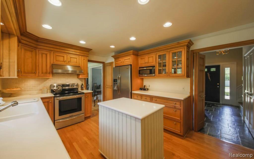 636 Cook Road Grosse Pointe Woods, MI 48236 - Photo 4 of 33