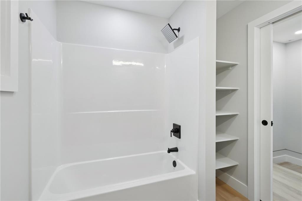 1211 Boyle Street Pittsburgh, PA 15212 - Photo 21 of 38 a bathroom with a bathtub