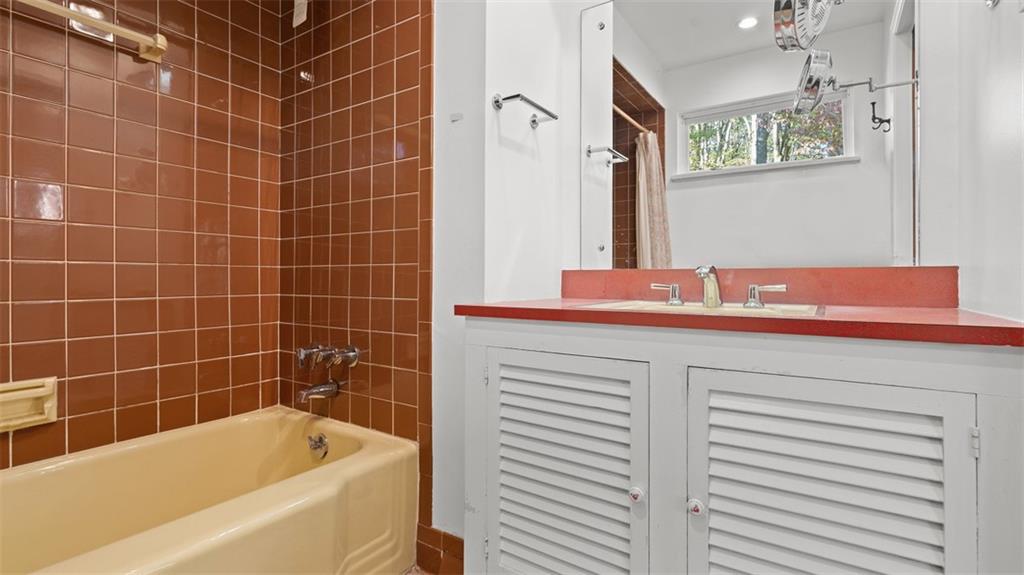 507 Rochester Road Rochester, PA 15074 - Photo 19 of 35 a bathroom with a tub sink and mirror