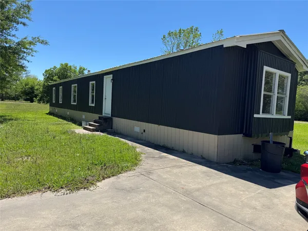 $1,400 | 1915 West Sealy Street, Alvin, TX 77511