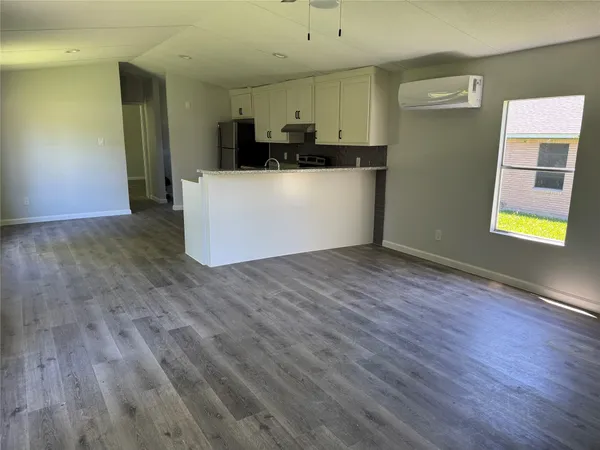 $1,400 | 1915 West Sealy Street, Alvin, TX 77511