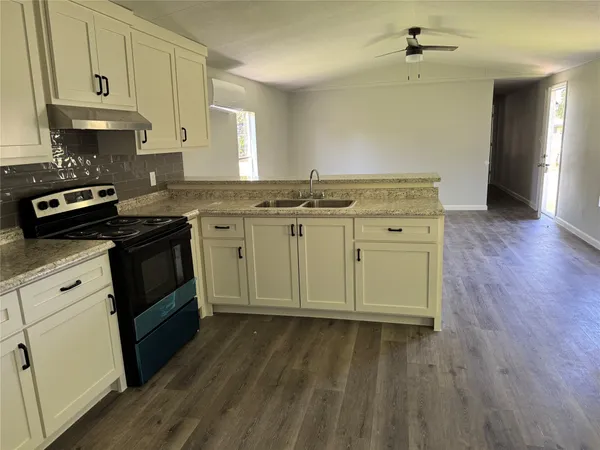 $1,400 | 1915 West Sealy Street, Alvin, TX 77511