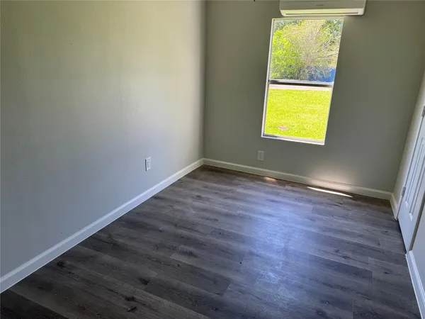 $1,400 | 1915 West Sealy Street, Alvin, TX 77511