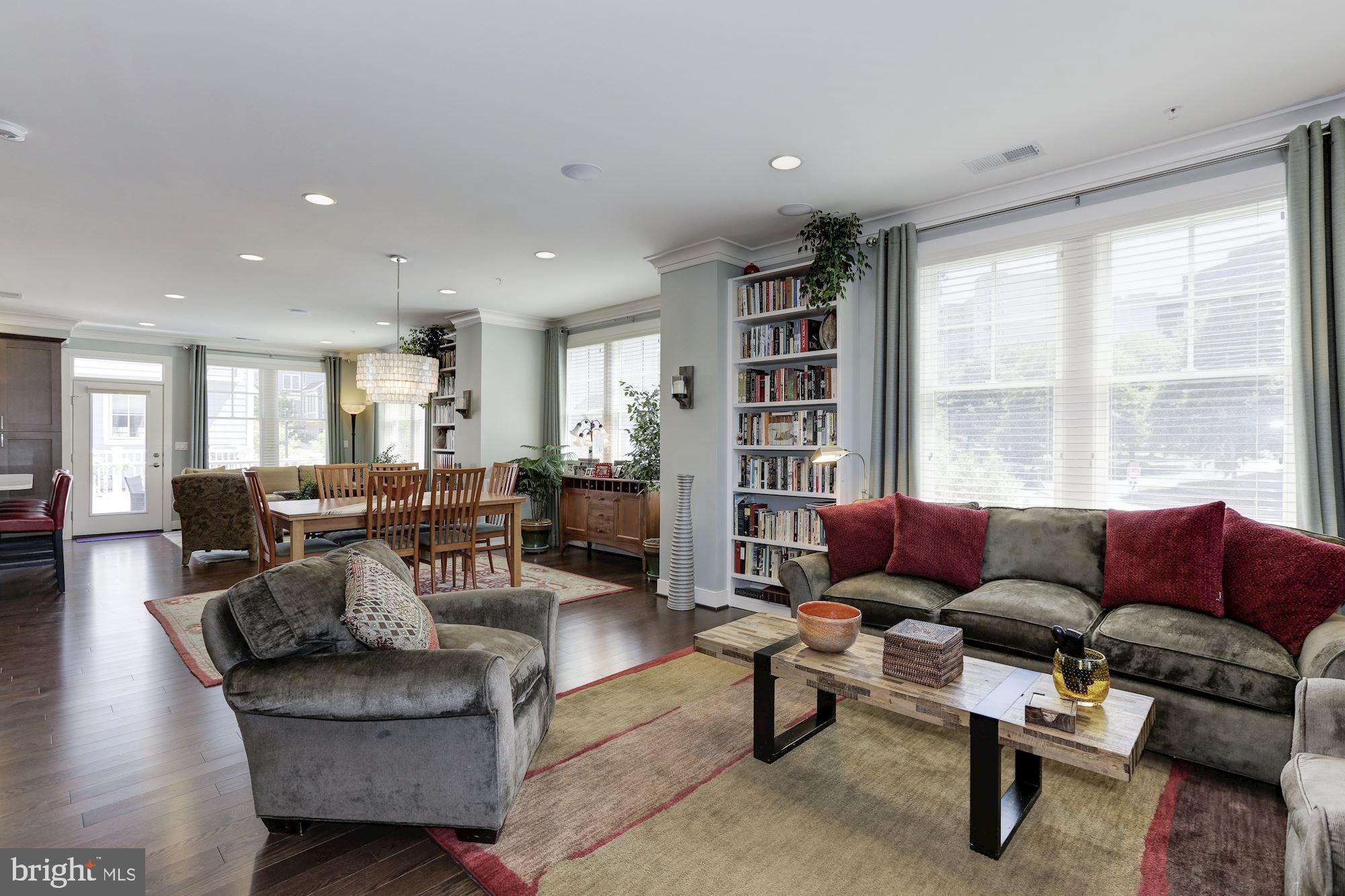 648 Ellsworth Drive Silver Spring, MD 20910 - Photo 14 of 33 Living Area