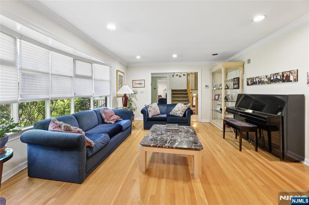 384 Rutland Avenue Teaneck, NJ 07666 - Photo 4 of 36